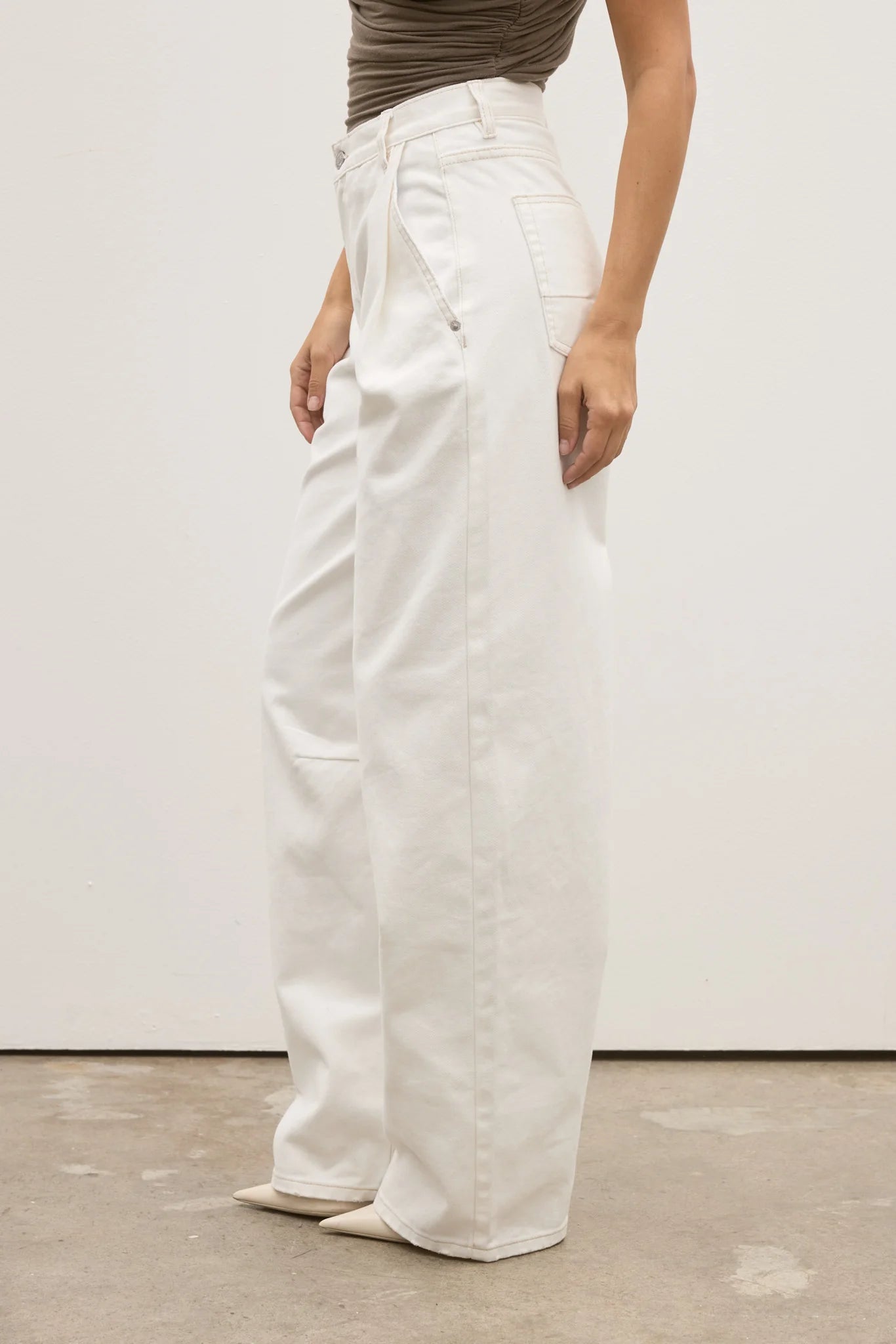 BAYSE Aston Jean - Geisha White